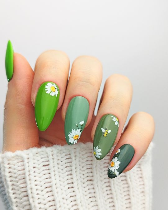 This image has an empty alt attribute; its file name is Green-Nails-with-Spring-Flowers.jpg