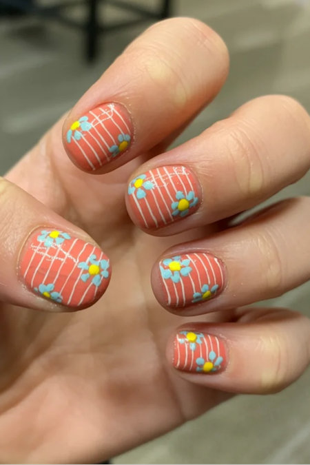 19 Square coral nails with white stripes and daisies_bp