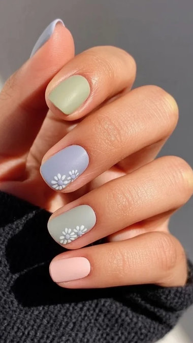 22 Short square matte pastel multicolor daisy accents_bp