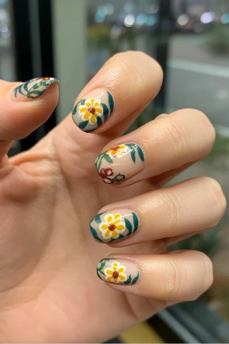 35 Short round nails nude green leaves yellow white daisies_bp