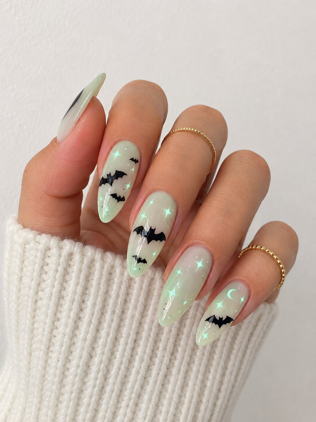 12 Glow-in-the-Dark Bat Nails_bp